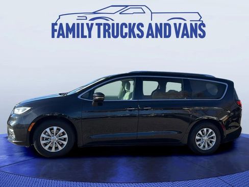 Used 2021 Chrysler Pacifica Touring-L image 2