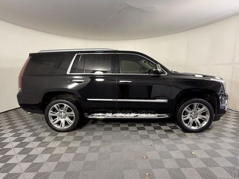 Used 2018 Cadillac Escalade Luxury image 2