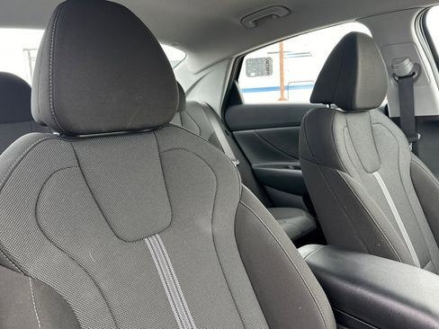 Certified 2025 Hyundai Elantra SE image 16