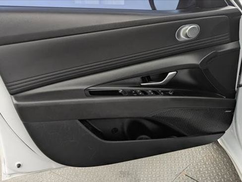 Used 2025 Hyundai Elantra Limited FWD image 13