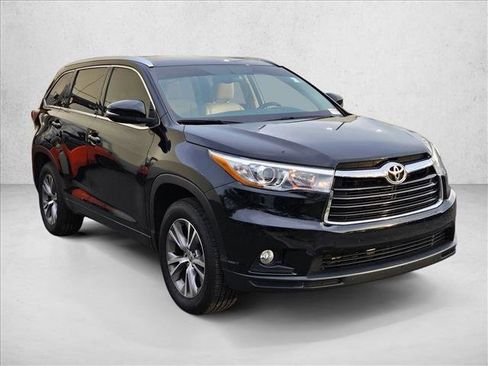 Used 2015 Toyota Highlander XLE FWD image 3