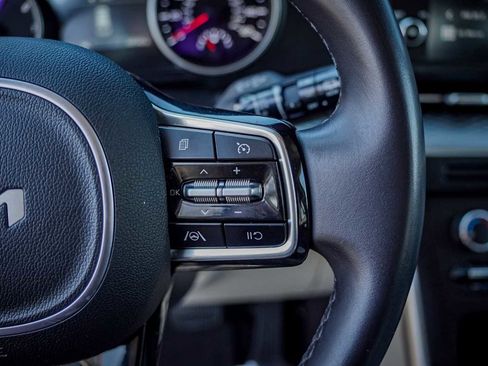 Certified 2024 Kia Carnival LX image 16