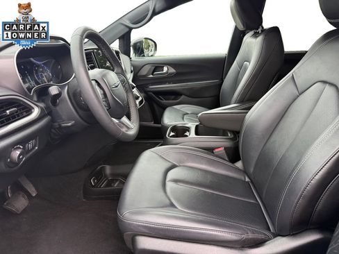 Used 2025 Chrysler Pacifica Select FWD image 9
