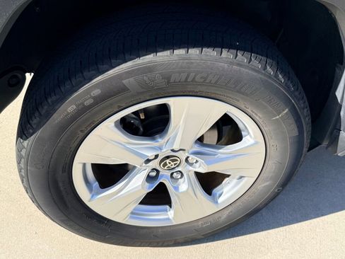 Used 2021 Toyota RAV4 XLE image 13