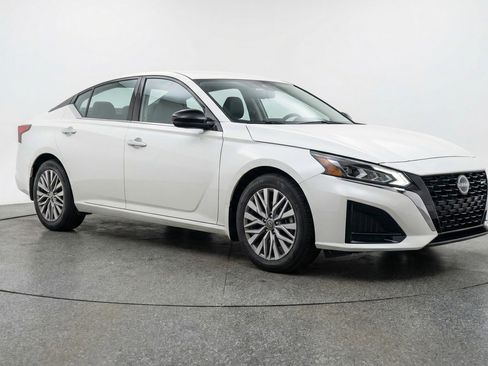 Used 2025 Nissan Altima 2.5 SV FWD image 1