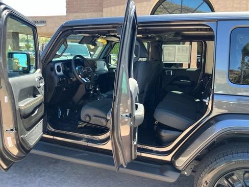 Used 2025 Jeep Wrangler Unlimited Sahara AWD/4WD image 9