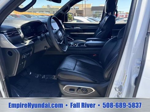 Used 2024 Jeep Wagoneer L Series II w/ Flexible Seating Group AWD/4WD image 19