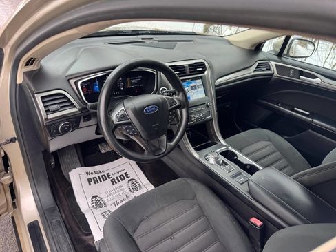 Used 2017 Ford Fusion SE w/ Fusion SE Technology Package image 11