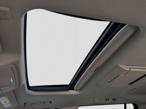 Used 2015 Chevrolet Suburban LTZ image 23