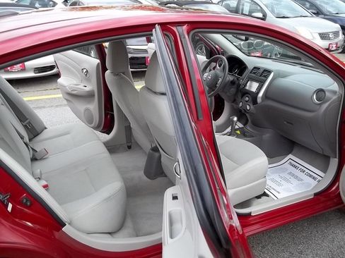 Used 2014 Nissan Versa SL w/ Tech Package image 9