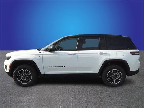 New 2022 Jeep Grand Cherokee Trailhawk w/ Advanced Protech Group II image 4