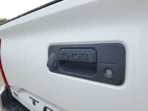 Used 2019 Toyota Tacoma TRD Sport image 6