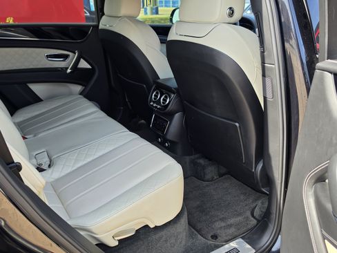 Used 2017 Bentley Bentayga AWD/4WD image 29