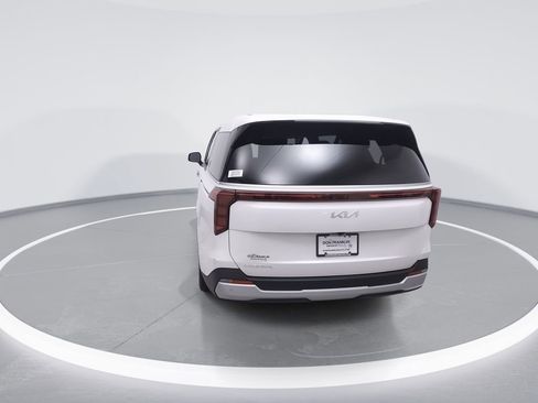 Used 2025 Kia Carnival image 6