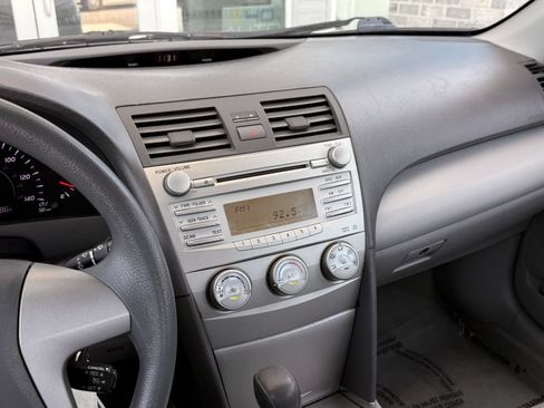 Used 2010 Toyota Camry LE FWD image 32