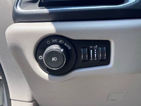 Used 2019 Chrysler Pacifica Limited w/ Tire & Wheel Group FWD image 11