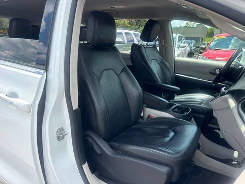 Used 2020 Chrysler Pacifica Touring-L FWD image 18