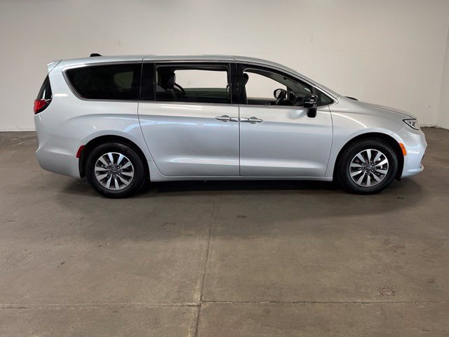 Used 2024 Chrysler Pacifica Limited FWD image 2