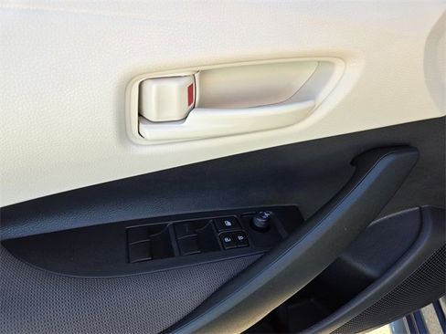Used 2025 Toyota Corolla LE image 21