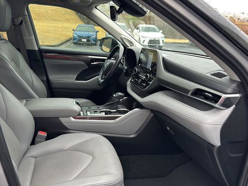 Used 2021 Toyota Highlander Limited image 10
