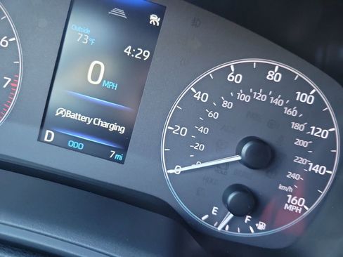 Certified 2025 Toyota Corolla Cross LE image 30