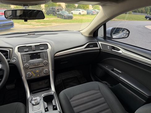 Used 2018 Ford Fusion SE FWD image 23
