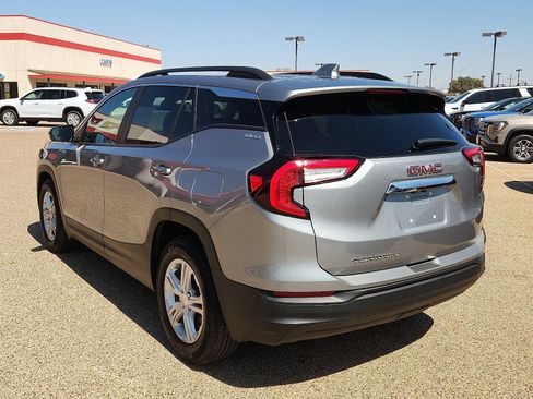 Used 2024 GMC Terrain SLE w/ Driver Convenience Package FWD image 3