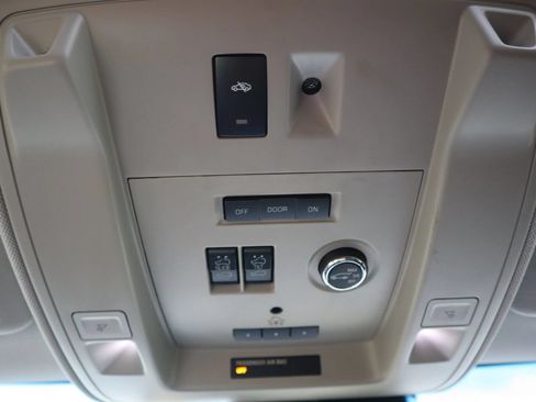 Used 2015 Chevrolet Suburban LTZ RWD image 45