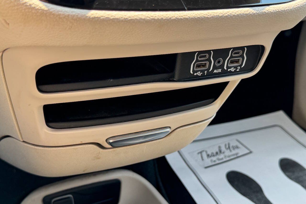Used 2024 Chrysler Pacifica Limited FWD image 35