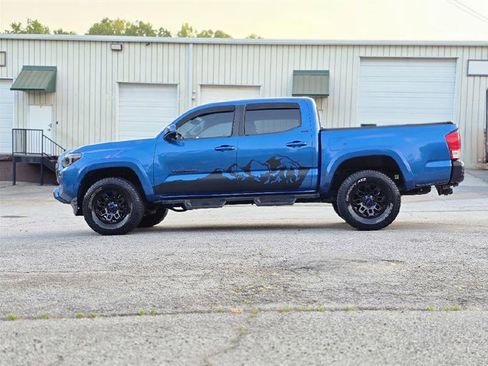 Used 2017 Toyota Tacoma SR5 w/ Tow Package RWD image 4