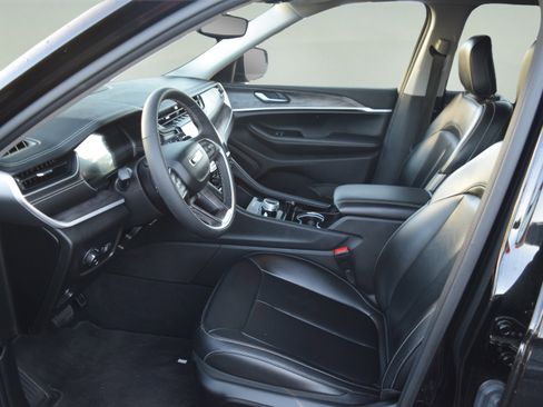 Used 2023 Jeep Grand Cherokee L Limited AWD/4WD image 12
