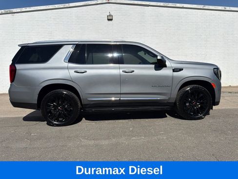 Used 2023 GMC Yukon SLT AWD/4WD image 1