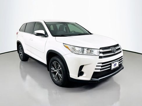 Used 2019 Toyota Highlander LE image 3