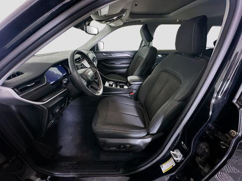 Used 2023 Jeep Grand Cherokee Laredo RWD image 13