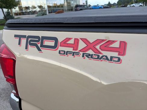 Used 2017 Toyota Tacoma TRD Off-Road w/ Tow Package (A/T) AWD/4WD image 9