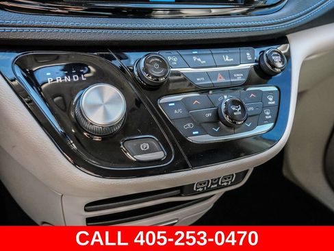 Used 2021 Chrysler Pacifica Touring-L FWD image 61