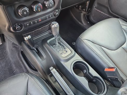 Used 2018 Jeep Wrangler Sahara AWD/4WD image 25