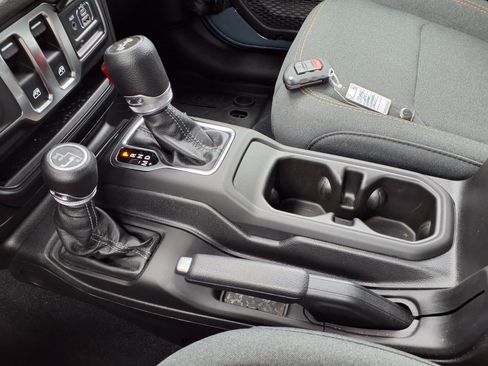 Used 2024 Jeep Wrangler Sport AWD/4WD image 9
