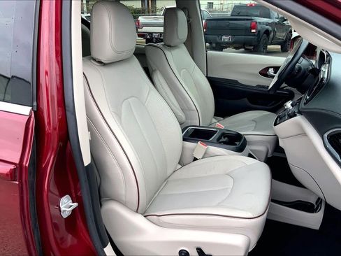 Used 2018 Chrysler Pacifica Limited w/ Tire & Wheel Group image 8