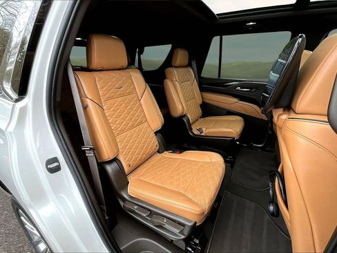 Used 2021 Cadillac Escalade Premium Luxury image 16