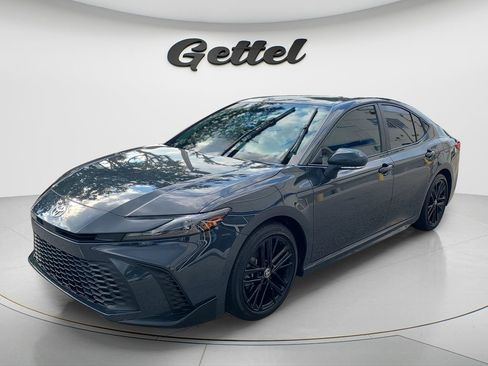 Used 2025 Toyota Camry SE FWD image 1