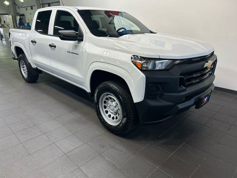 Used 2024 Chevrolet Colorado W/T RWD image 2