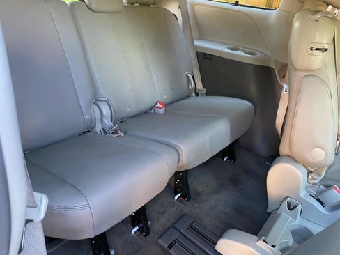 Used 2015 Toyota Sienna XLE Premium FWD image 47