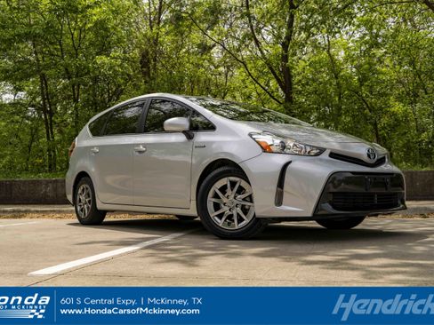 Used 2017 Toyota Prius V Three image 1