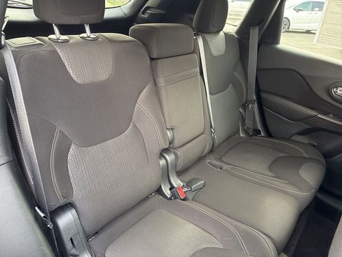 Used 2017 Jeep Cherokee Latitude w/ Cold Weather Group image 21