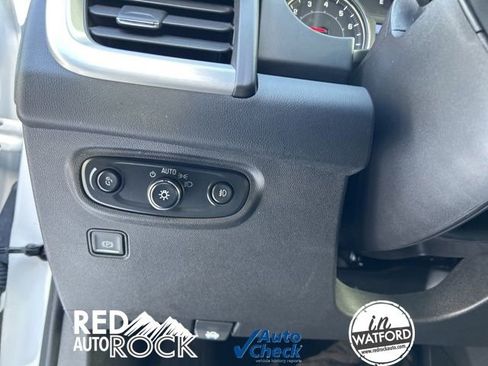 Used 2024 GMC Terrain SLT image 20