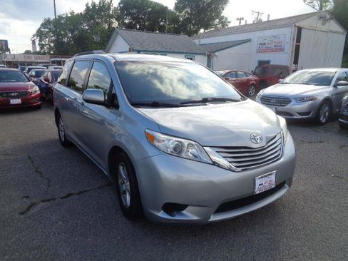 Used 2017 Toyota Sienna LE image 5