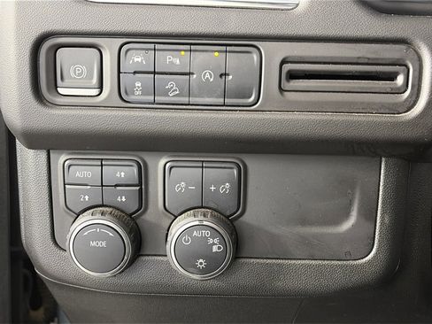 Used 2023 Chevrolet Suburban Premier image 25