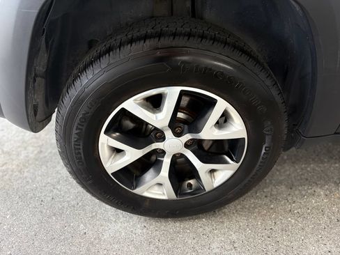 Used 2018 Jeep Cherokee Trailhawk AWD/4WD image 27