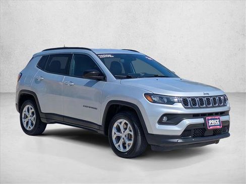 Used 2024 Jeep Compass Latitude AWD/4WD image 3